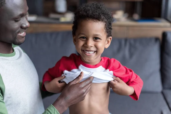 Vader zijn zoon verkleden — Stockfoto