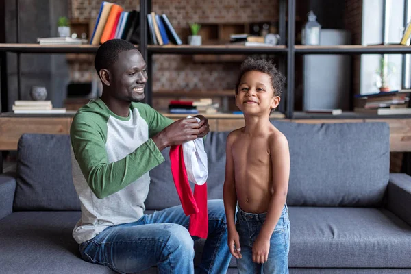 Pai vestir seu filho — Fotografia de Stock