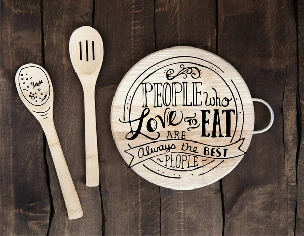 Mutfak gereçleri ile doğrama tahtası 