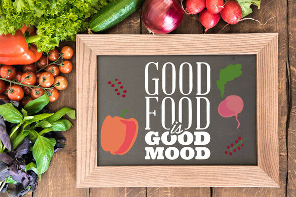 доска со свежими овощами
 