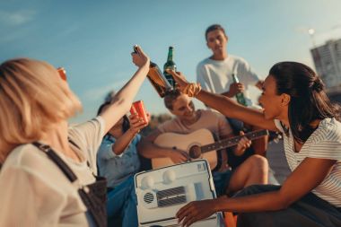 arkadaşının çatı partisi