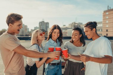 plastik bardakları tokuşturup arkadaşlar