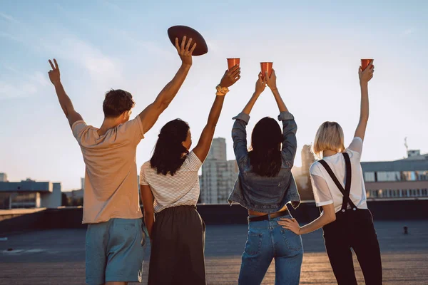 Grupo de amigos felizes no telhado — Fotografia de Stock