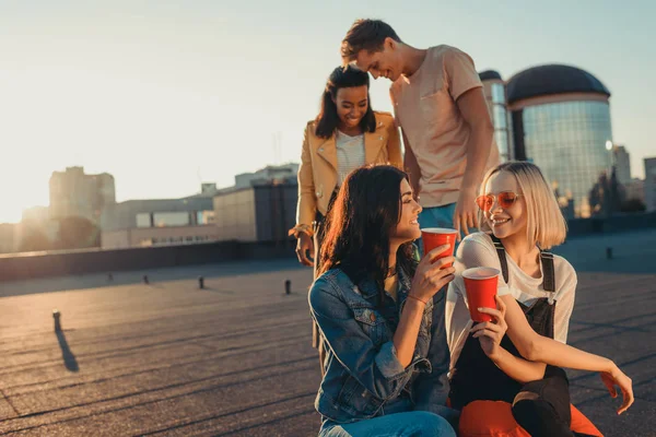 Friends relaxing on roof party — Stock Photo, Image