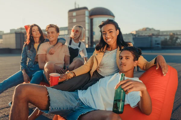 Vänner har fest på taket — Stockfoto