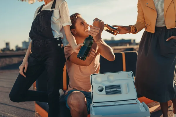 Homem dando cerveja para as mulheres — Fotografia de Stock