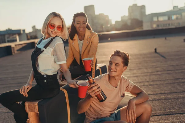 adam dökme bira gözlük içine