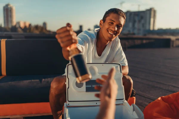 Man die geeft bier op camera — Stockfoto