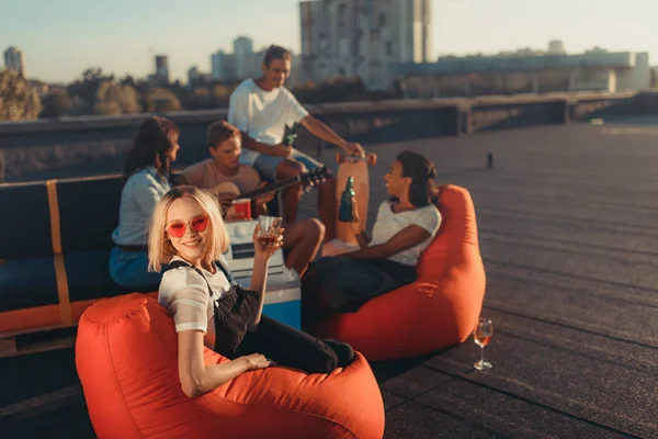 arkadaşının çatı partisi