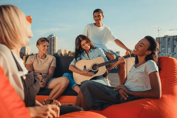 Amici che hanno festa sul tetto — Foto Stock