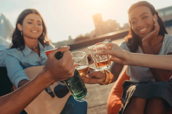 Friends clinking glasses — Stock Photo, Image