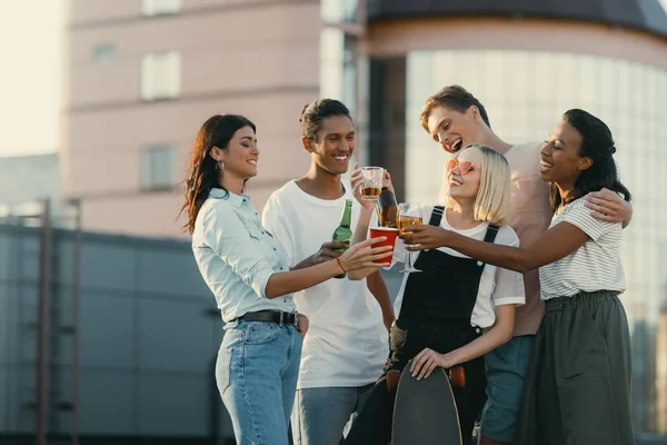 Vrienden drinken van alcohol op dak — Stockfoto