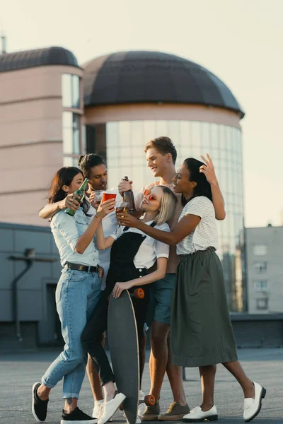 Friends drinking alcohol on roof — Stock Photo, Image