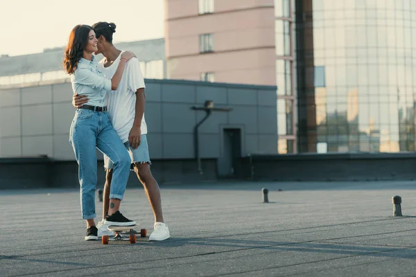 Pareja abrazándose en la azotea — Foto de Stock