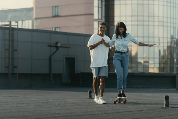 Mladá žena naučit jezdit na skateboardu — Stock fotografie