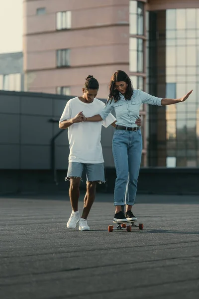 Jonge vrouw leren rijden skateboard — Gratis stockfoto