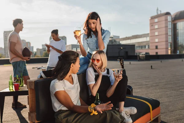 Vänner har fest på taket — Stockfoto