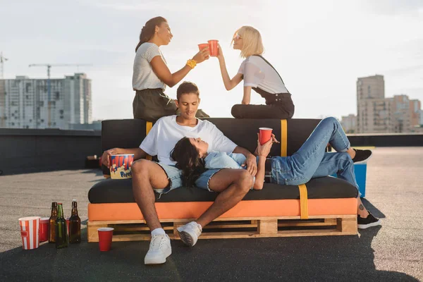 Freunde entspannen sich auf dem Dach — Stockfoto