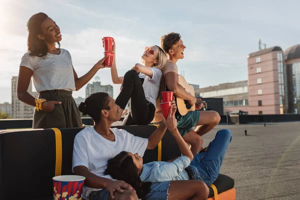 Amigos teniendo fiesta en el techo — Foto de Stock