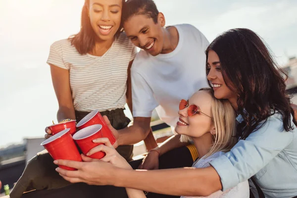 plastik bardak ile tungur arkadaşlar