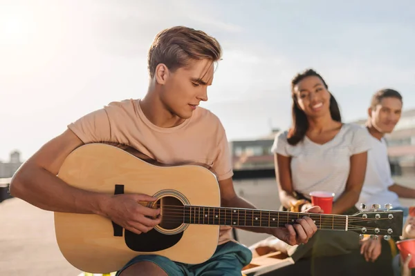 Tocando guitarra — Foto de Stock