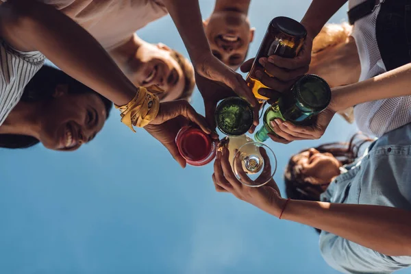 Amigos batendo copos e garrafas — Fotografia de Stock