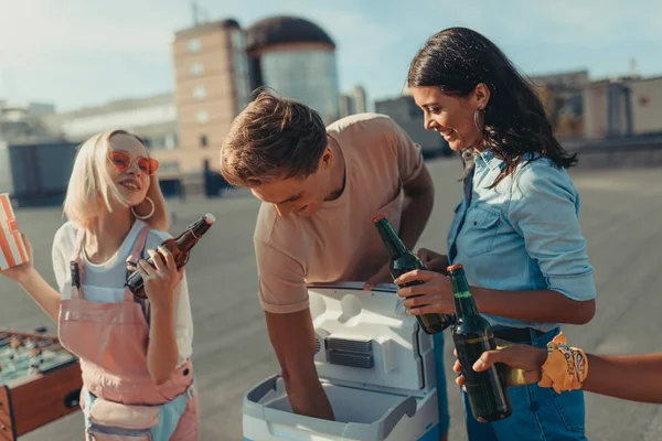 Skupina přátel, sdílení pivo — Stock fotografie