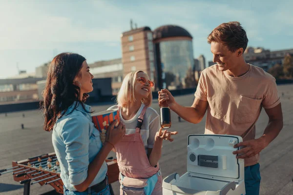 Grupo de amigos compartilhando cerveja — Fotografia de Stock