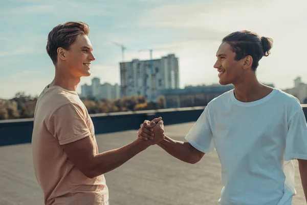 Friends shaking hands — Stock Photo, Image