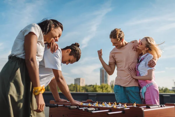 Vrienden tafelvoetbal spelen — Stockfoto