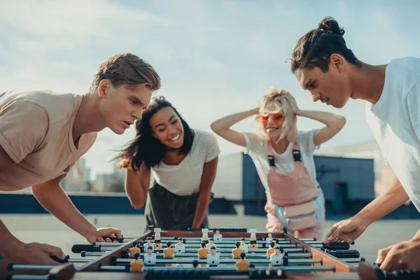 Homens jogando futebol de mesa — Fotografia de Stock