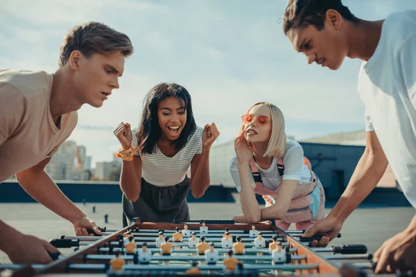 Männer spielen Tischfußball — Stockfoto