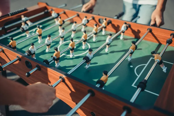 Pessoas jogando futebol de mesa — Fotografia de Stock