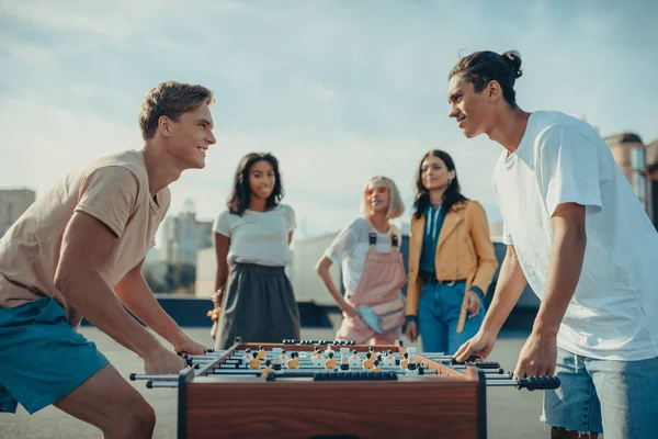 Vrienden tafelvoetbal spelen — Stockfoto