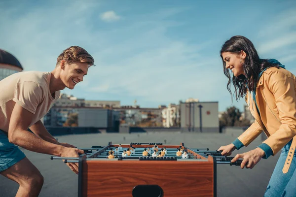 Paar spielt Tischkicker — Stockfoto