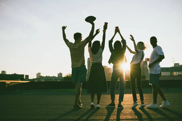 Freunde auf dem Dach bei Sonnenuntergang — Stockfoto