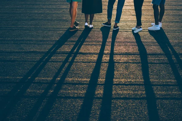 Grupo de personas en la puesta del sol — Foto de Stock