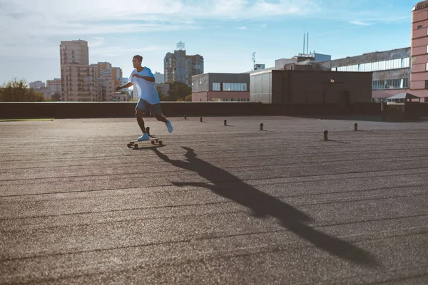 Equitazione skateboard — Foto Stock