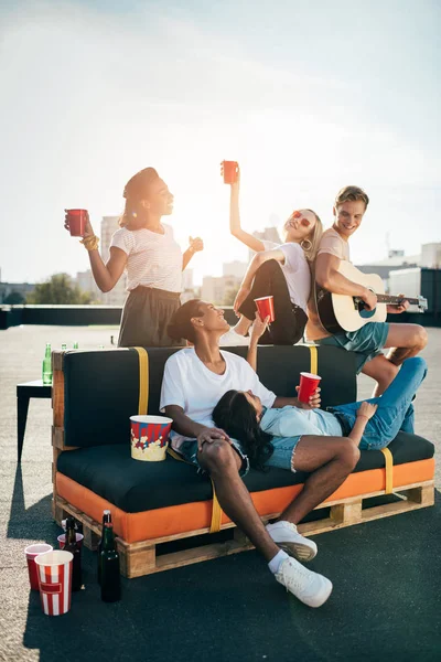 Amici che hanno festa sul tetto — Foto Stock