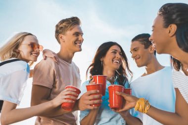 plastik bardakları tokuşturup arkadaşlar