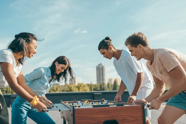 Freunde spielen Tischkicker — Stockfoto