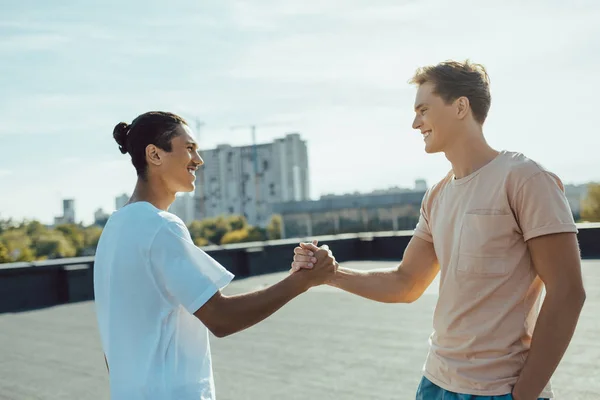 Friends shaking hands — Stock Photo, Image