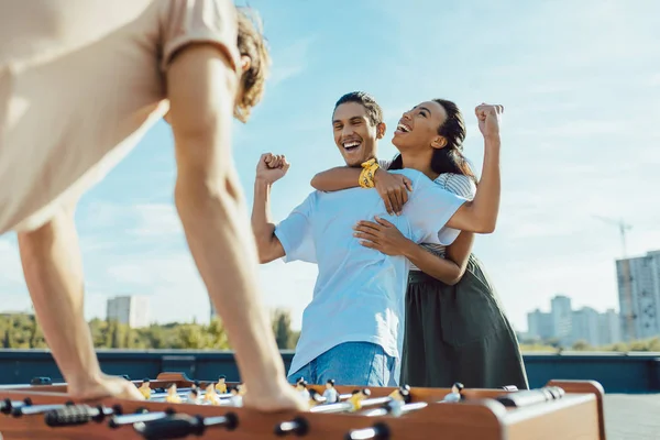 kicker kazanmak sonra kucaklayan Çift