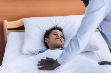 Afro-Amerikan çocuk babasına bakıyor