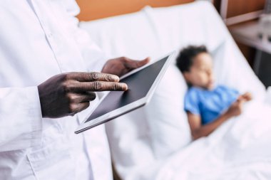 Afrika kökenli Amerikalı doktor tablet kullanma