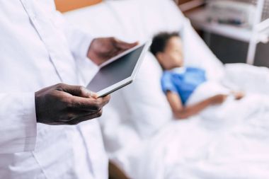 Afrika kökenli Amerikalı doktor tablet kullanma
