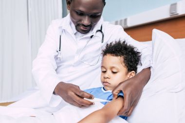 Afrika kökenli Amerikalı doktor hasta Sıcaklığı ölçme