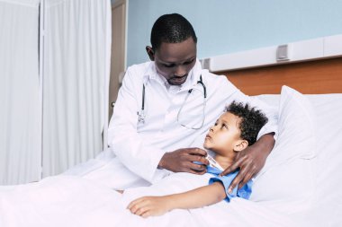Afrika kökenli Amerikalı doktor hasta Sıcaklığı ölçme