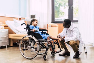 Afrika kökenli Amerikalı doktor ve Engelli hasta