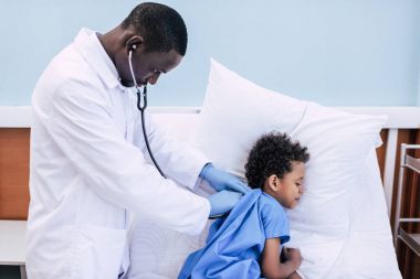Afrika kökenli Amerikalı doktor ve küçük çocuk